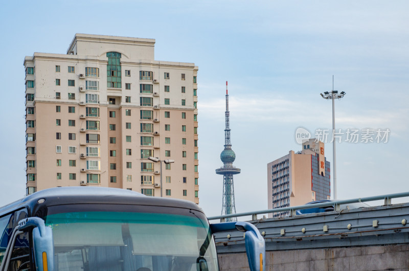 城市高架桥旁的建筑与青岛电视塔