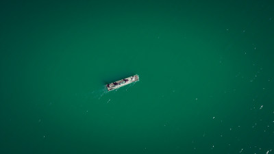 航拍湖面上行驶的船只
