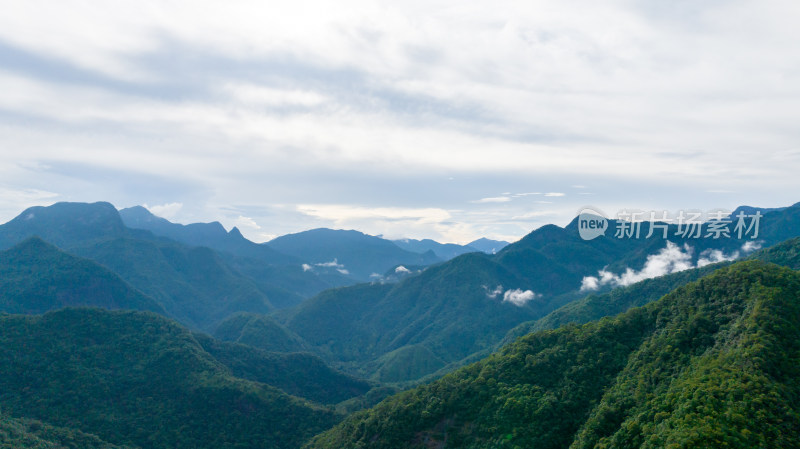 中国福建武夷山云雾缭绕