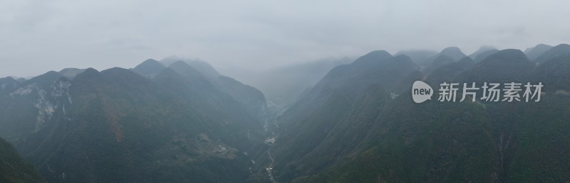 云雾缭绕的山川峡谷