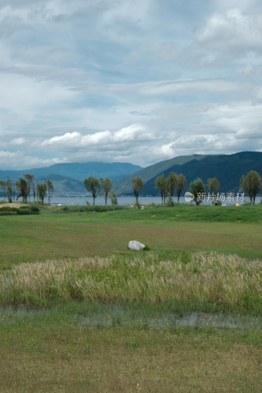 草原湖泊远山自然风光