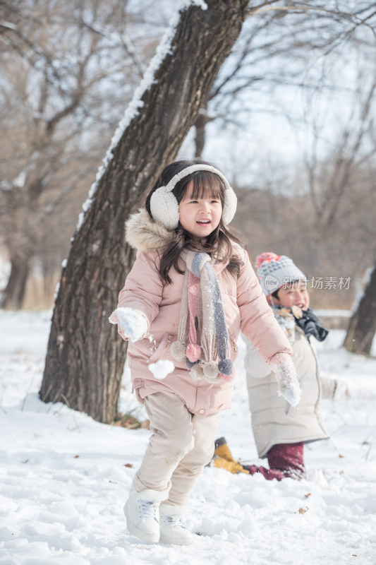 两个小朋友在雪地里玩耍