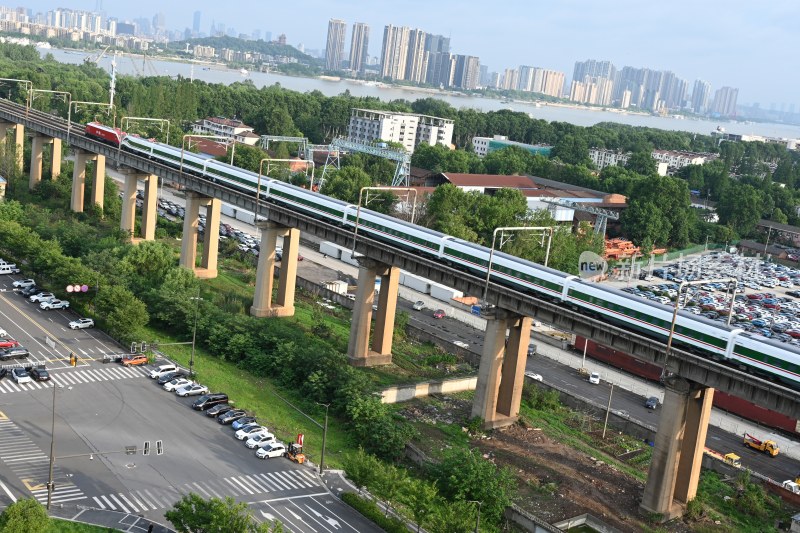 高架上行驶的高铁与城市风光