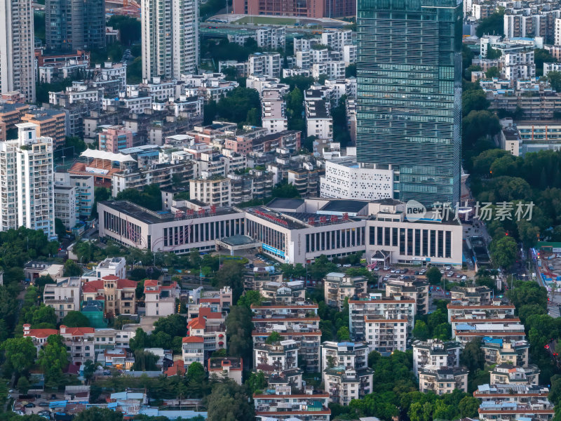 深圳罗湖城市绿洲与高楼林立街道航拍