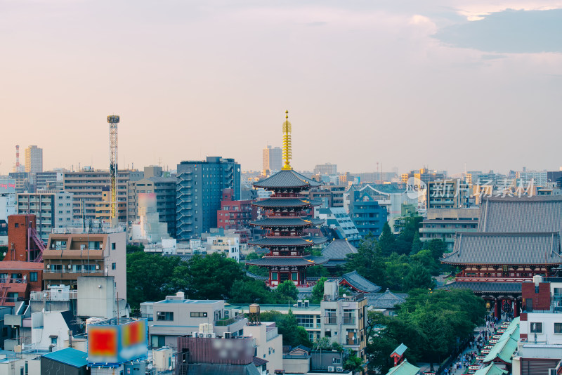 远眺日本东京浅草寺五重塔日落风光