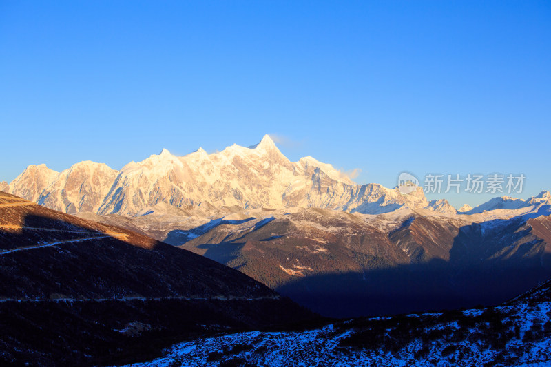 西藏林芝雪景南迦巴瓦峰日照金山雪山夕阳