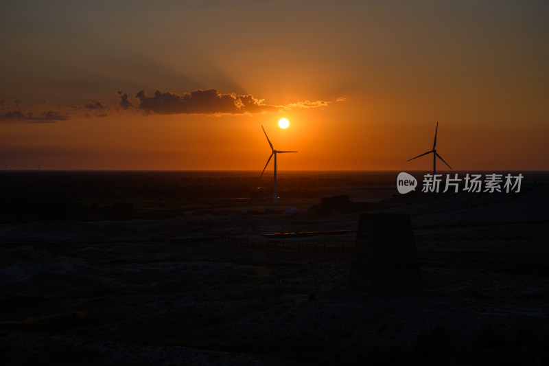 新疆布尔津五彩滩周边风力发电机日落风光