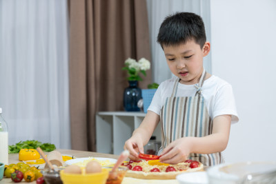 快乐的小男孩做披萨