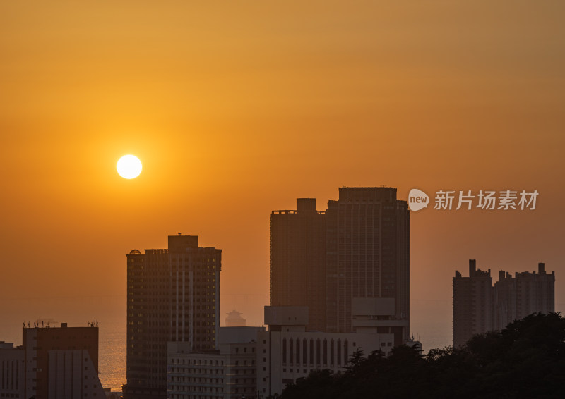 青岛信号山公园红瓦绿树碧海蓝天黄昏日落