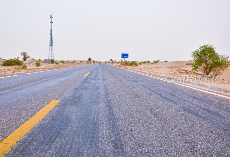中国新疆塔克拉玛干沙漠公路国道景观