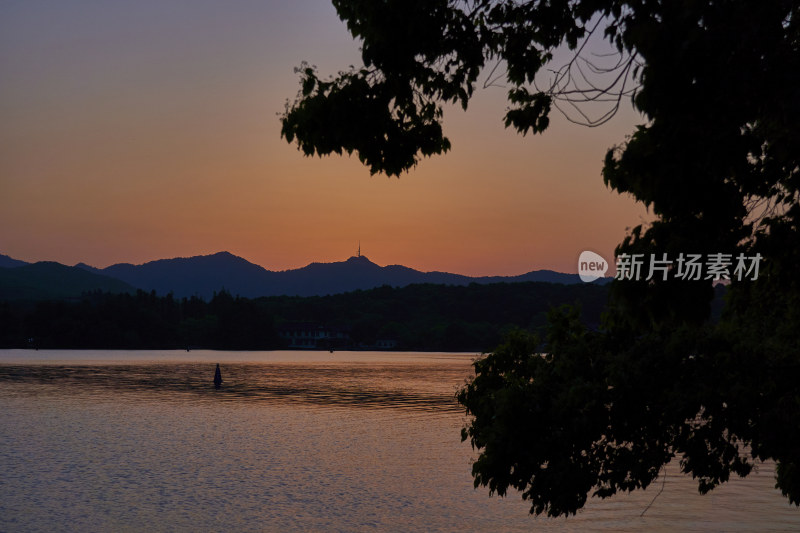 西湖的金色夕阳美景