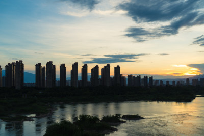 夕阳下的城市轮廓