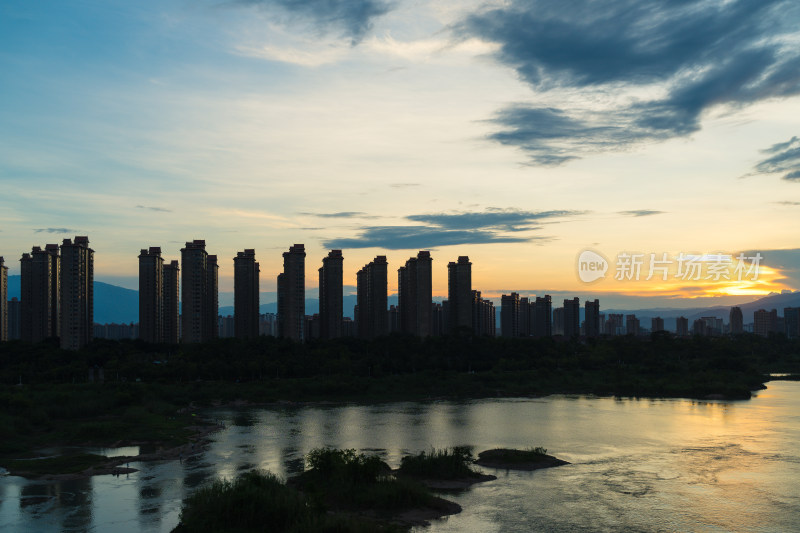 夕阳下的城市轮廓