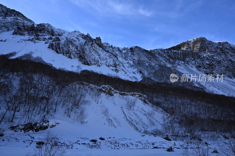 被积雪覆盖的山脉自然风景