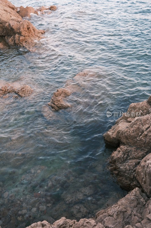 清澈的海水与礁石