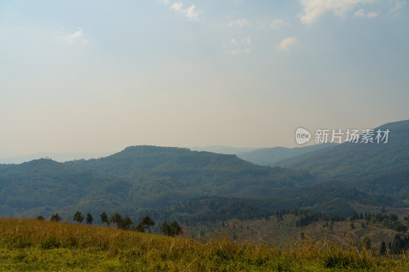 山顶的天空和风景