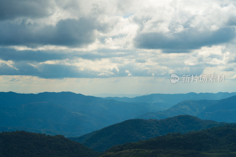 山顶的云景