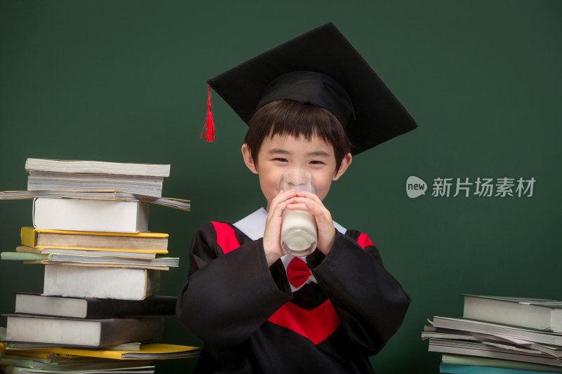 穿着学士服的小学男生