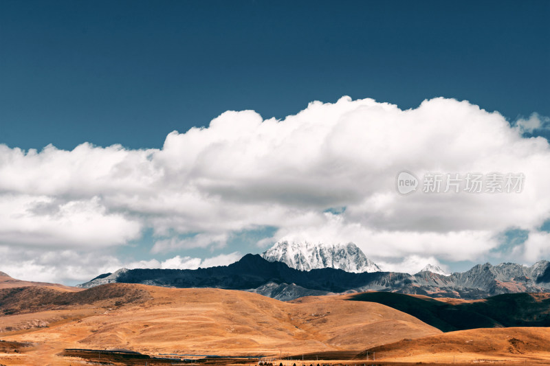 川西塔公草原秋色贡嘎雪山旅游美景