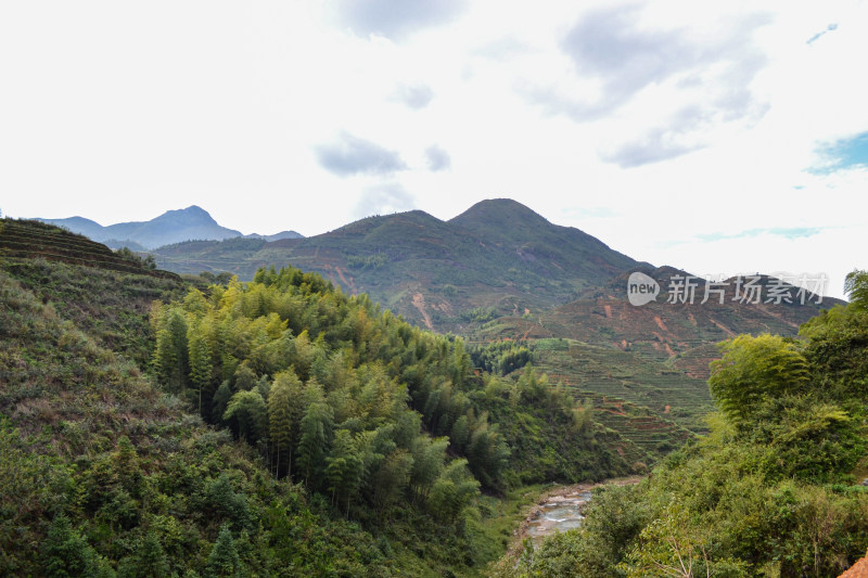 山林间的全景