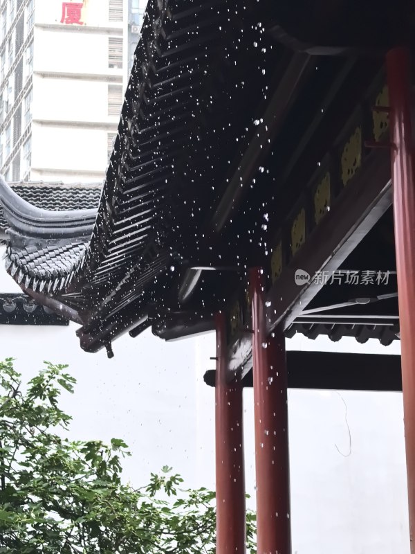 古建筑屋檐下的雨滴景象