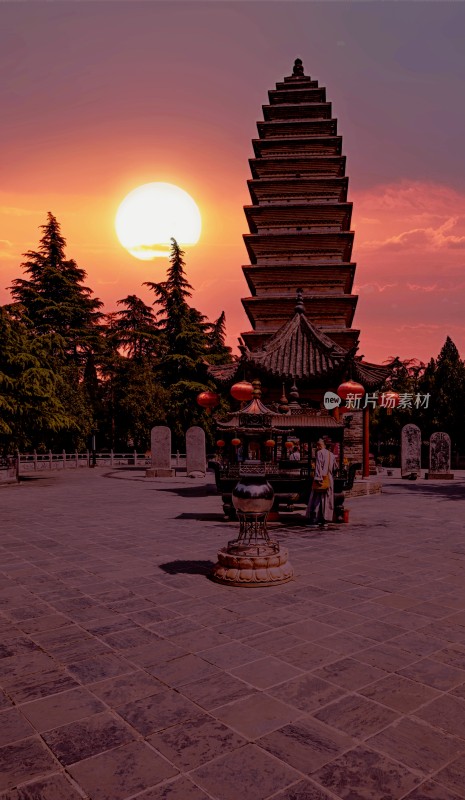 洛阳白马寺齐云塔古塔夕阳下的宁静场景