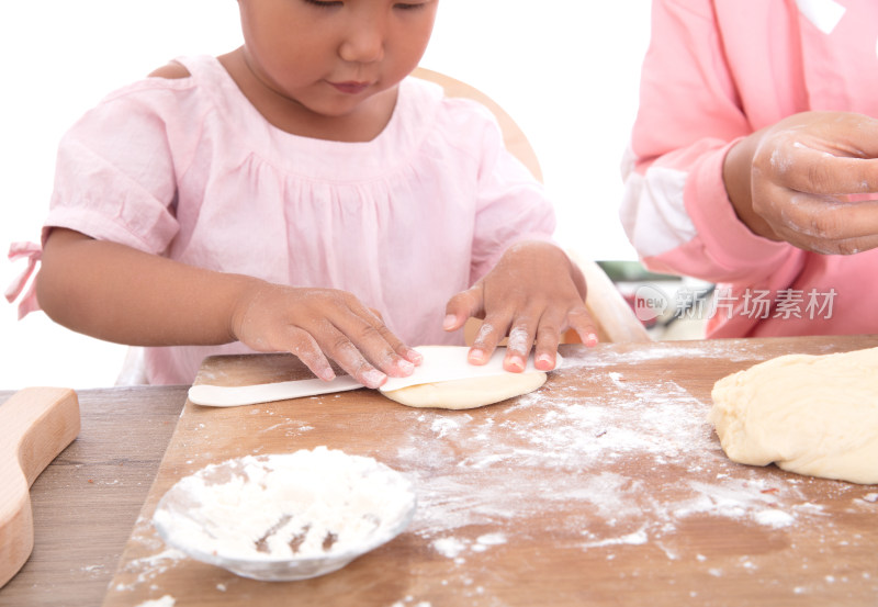 孩子在跟妈妈学习制作月饼