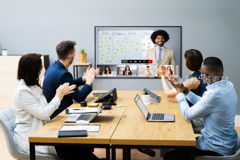团队会议室进行视频会议