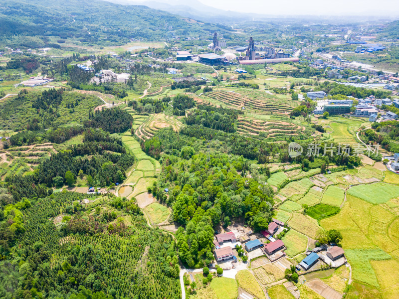 美丽乡村山川丘陵乡村田园农田航拍图