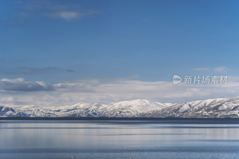 雪山下平静的湖面