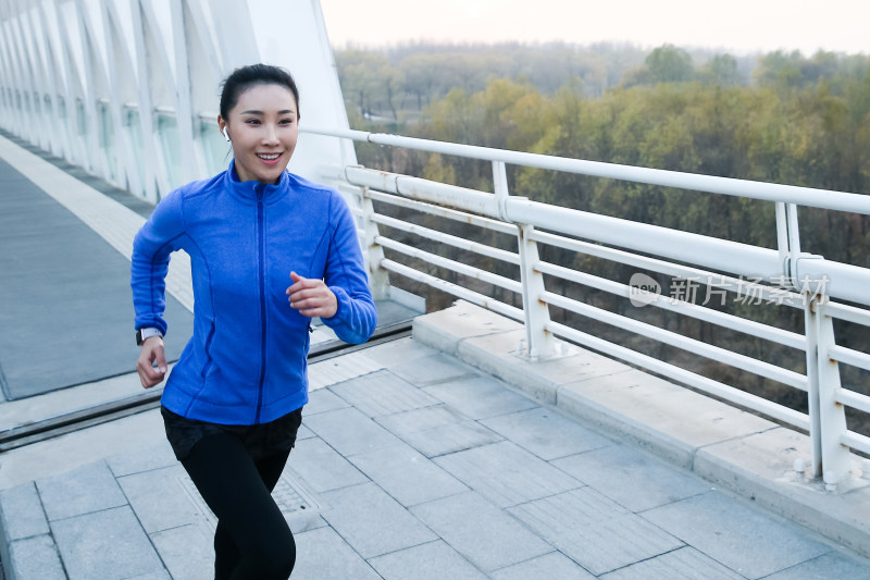 青年女人户外慢跑