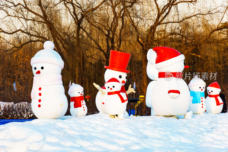 冬天雪地里多个可爱的雪人