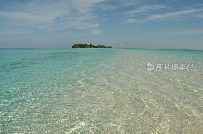 碧海蓝天中的海岛风光