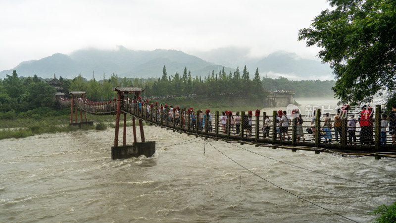 游客们冒雨游览成都都江堰景区