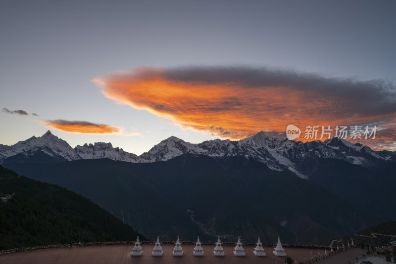 梅里雪山与彩云的壮美景观