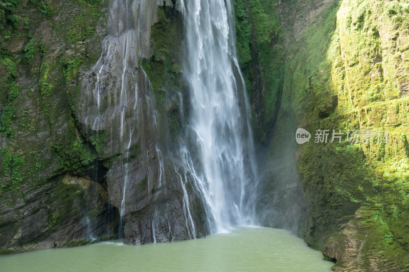 高山瀑布流水自然风光