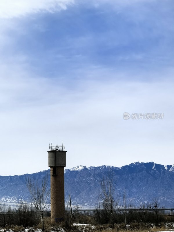 雪山前的老式水塔