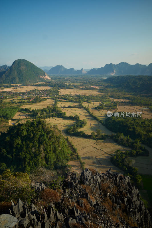 老挝万荣山地田野俯瞰风景