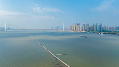 中国湖北武汉长江里的道路与滩涂