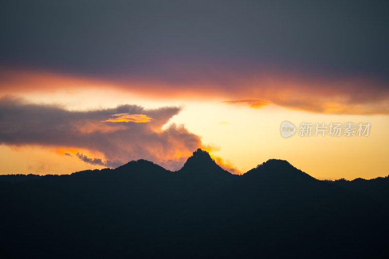 日落时分的壮丽山景 腾冲云峰山