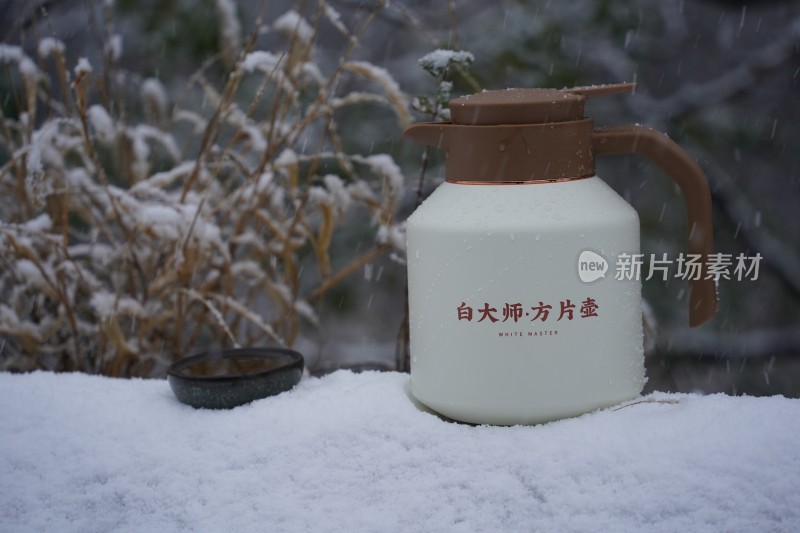 山东威海昆嵛山无染寺雪地里的白大师方片壶