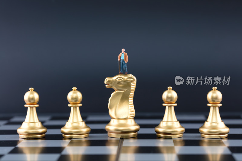 微缩创意老人和国际象棋