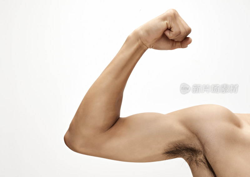 白色背景下展示肱二头肌的亚洲健身男性