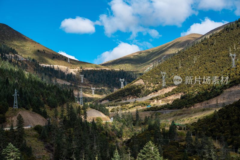 剪子弯山盘山路与输电塔