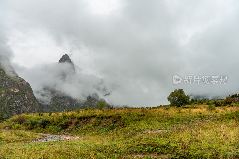 云雾缭绕的山峰