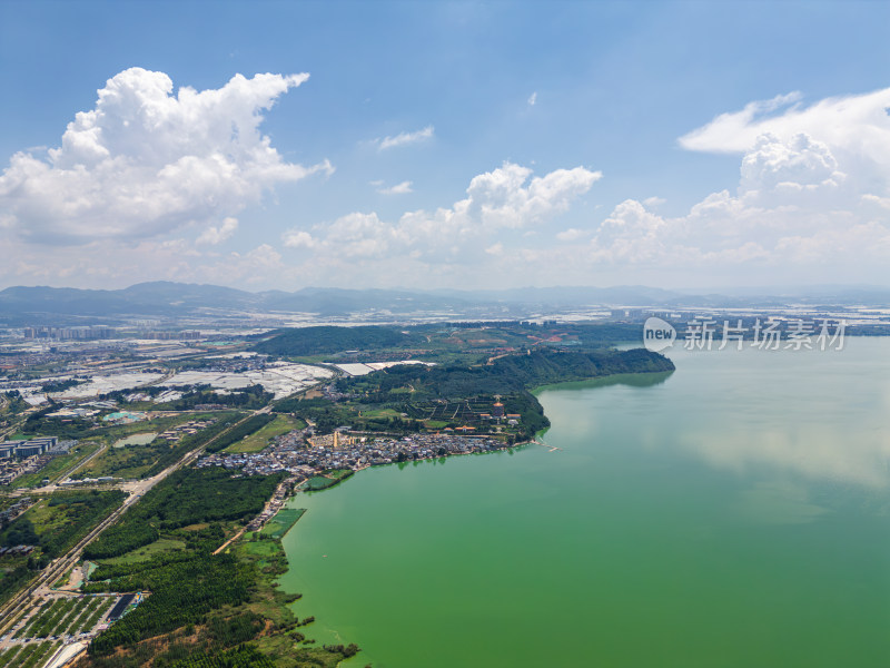 航拍滇池旁的昆明市城市风光