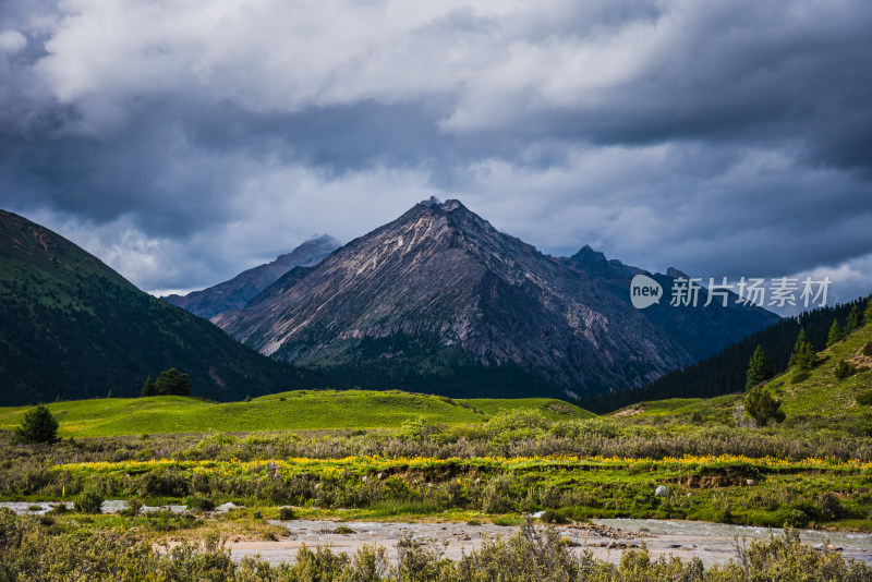 川西高原山谷河流自然风景