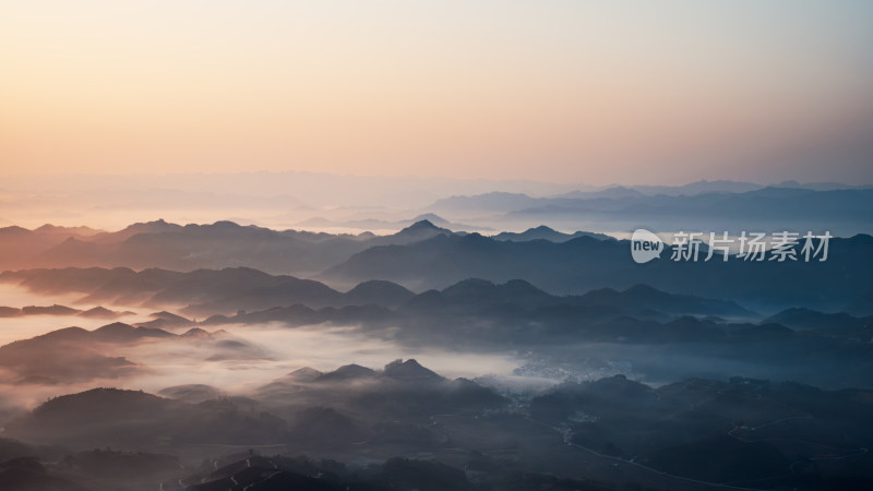 晨曦中连绵起伏的山峦云海