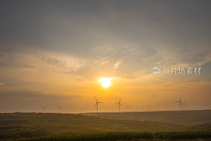 山顶风力发电站日出时分