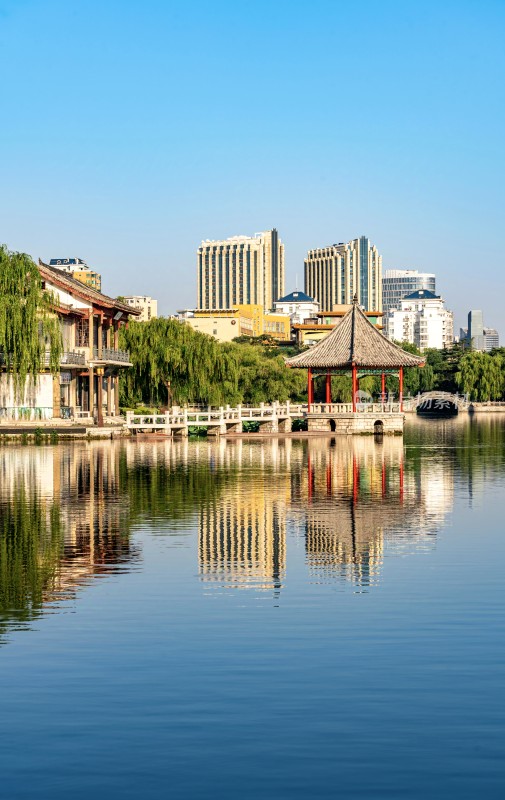 济南大明湖湖畔城市高楼倒影景观